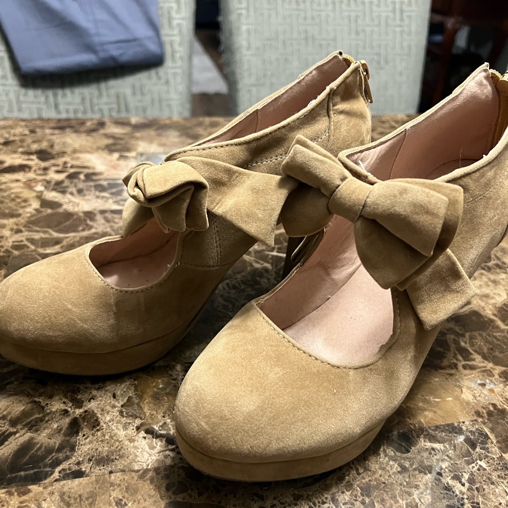 Soft, Tan, High heeled shoes with a bow in the front
